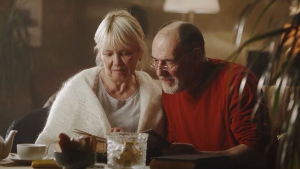 couple browses their plan together