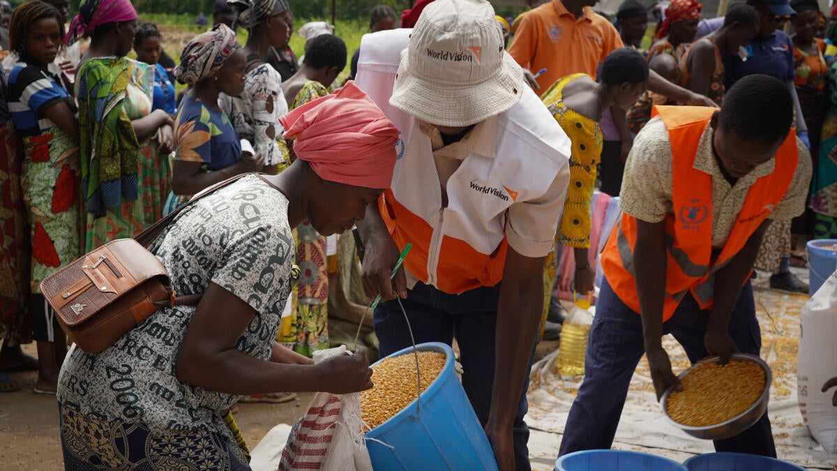 Photos of the distribution activity in response to the escalation of violence in Goma. A total of 21,605 households are scheduled for distribution in the Shasha and Bweremana localities. These households will benefit from cereals, vegetables, oil and salt. The aim of this activity is to combat child malnutrition and support women who have not been able to grow enough food to meet their needs.