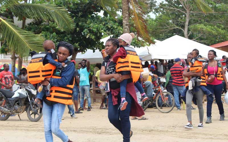 darien-gap-migrant-route-women-carrying-children-with-life-vests