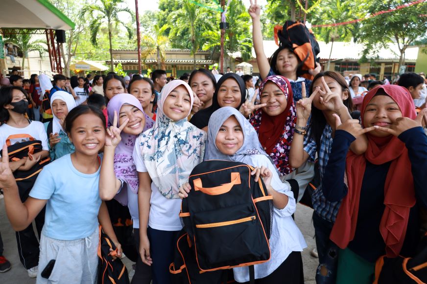 In the Philippines, the students were surprised to find the bags stuffed with more supplies, like notebooks, pens and colouring materials. 